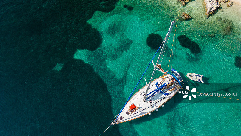 停泊在希腊卡拉莫斯岛海湾的一艘帆船图片素材