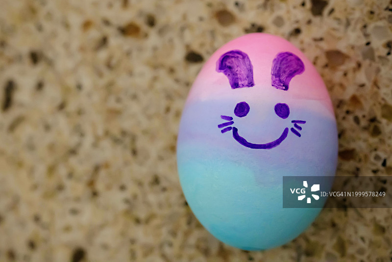 蓝色，紫色和粉色复活节彩蛋兔子脸画图片素材