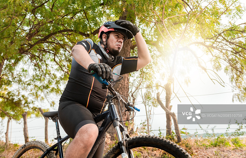 低角度的山地自行车骑自行车在道路上，尼加拉瓜马那瓜图片素材