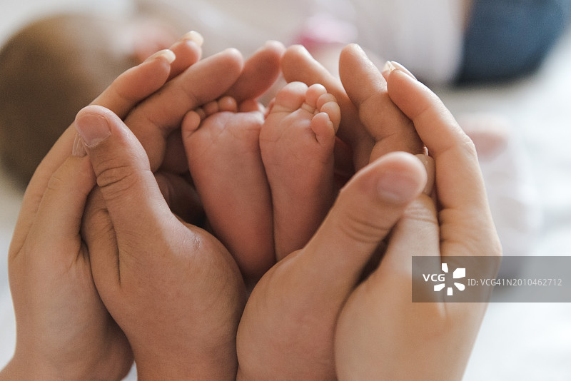小婴儿的脚在父母的手中图片素材
