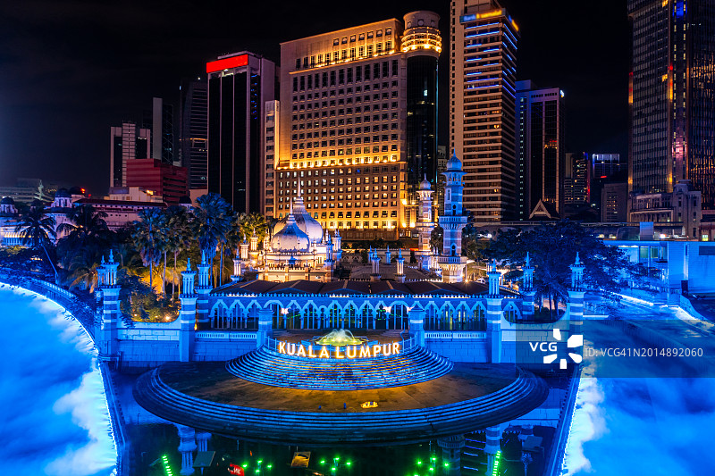 吉隆坡城的清真寺和夜晚的摩天大楼图片素材