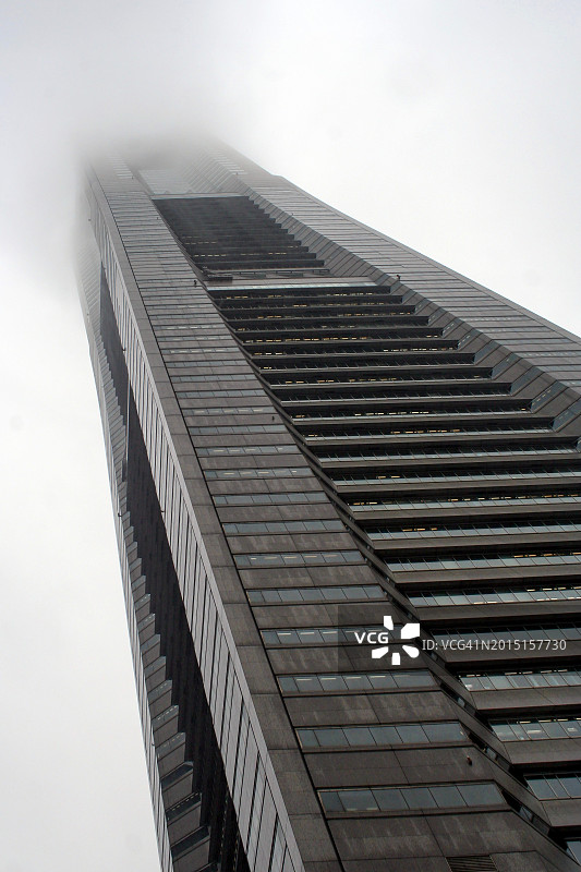消失点:笼罩在晨雾中的横滨地标塔图片素材