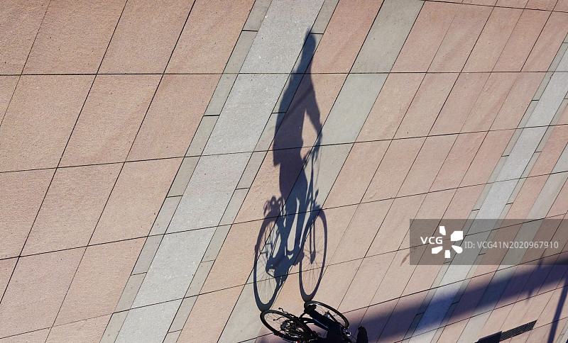 带着阴影的自行车手，冬天，萨克森，德国，欧洲图片素材