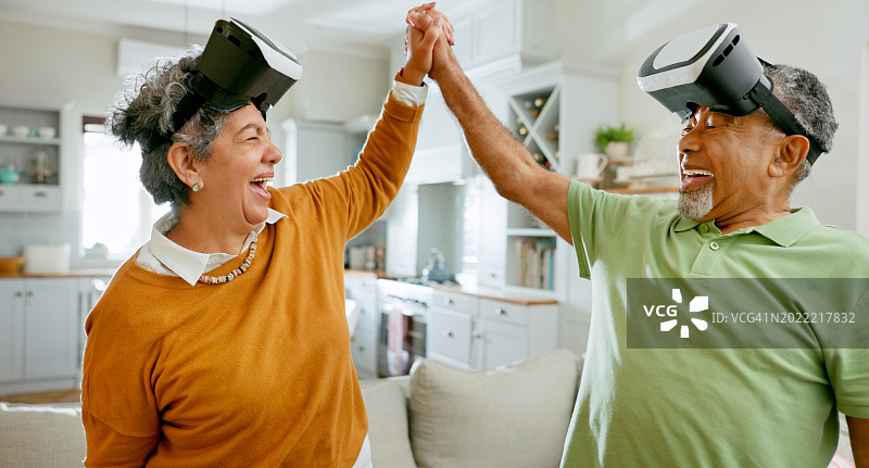 老年人，夫妇和家庭在客厅玩虚拟现实游戏，快乐和赢家。房子，沙发和娱乐的乐趣与vr头显放松，快乐和退休与科技。图片素材