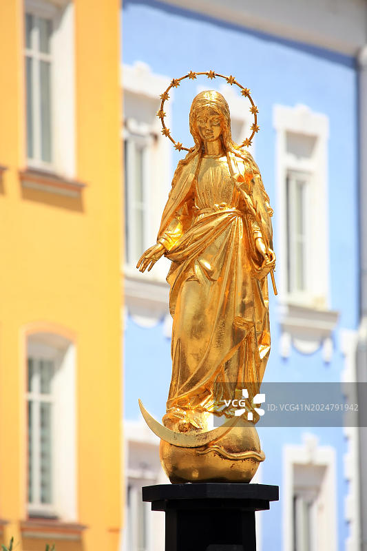 历史悠久的丁格尔芬镇中心，可以看到圣母玛利亚雕像。丁格尔芬，下巴伐利亚，巴伐利亚，德国，欧洲图片素材