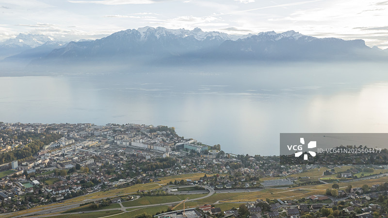 无人机鸟瞰图拉沃和沃威省美丽的城市白天自然风光和瑞士山区鸟瞰图图片素材