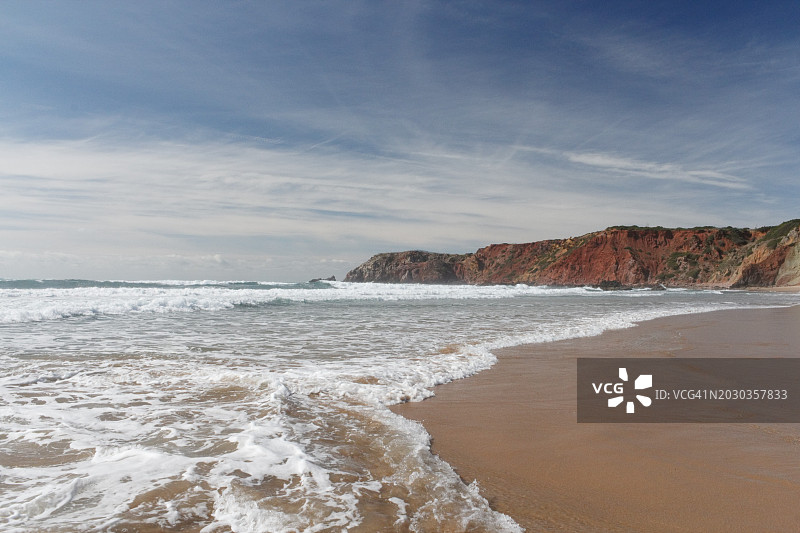 葡萄牙法鲁，天空映衬下的海滩美景图片素材