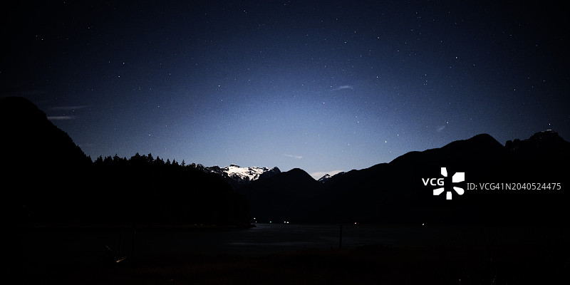 夜晚，群山的剪影映衬着天空图片素材