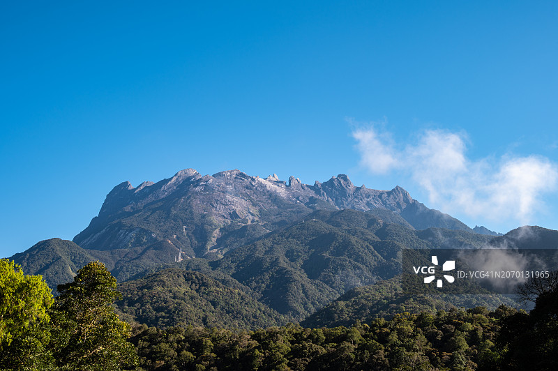基纳巴卢山位于马来西亚婆罗洲沙巴州西海岸的基纳巴卢公园，是马来西亚最高的山脉。图片素材