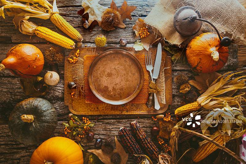 感恩节晚餐，秋天的水果用盘子和刀叉图片素材