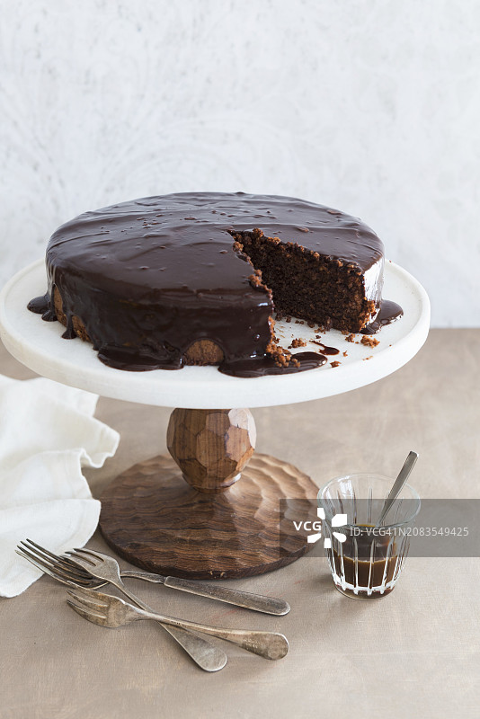 蛋糕架上的全巧克力糖霜蛋糕图片素材