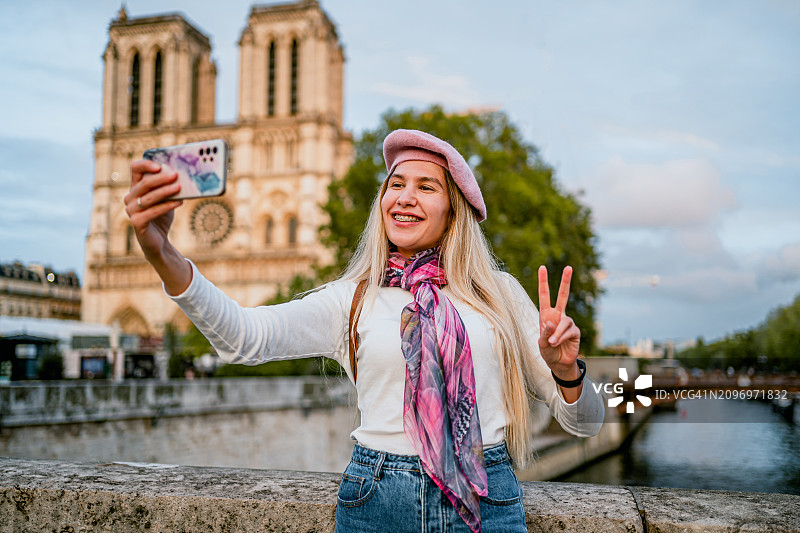 一名女子在法国巴黎自拍图片素材