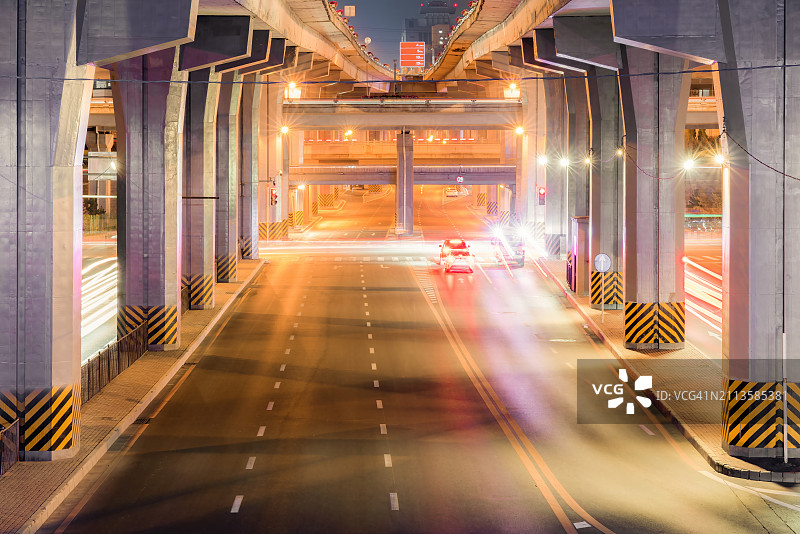 夜间街道上车辆的灯光痕迹图片素材