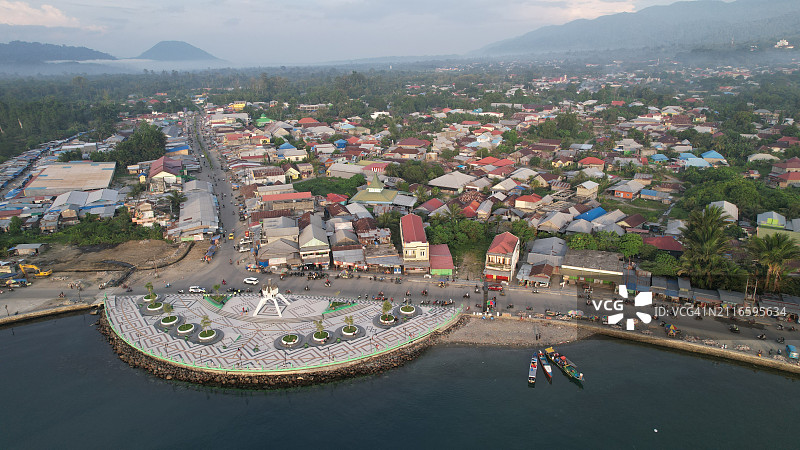 巴肯岛，位于印尼北马鲁古群岛哈马赫拉岛西南。图片素材