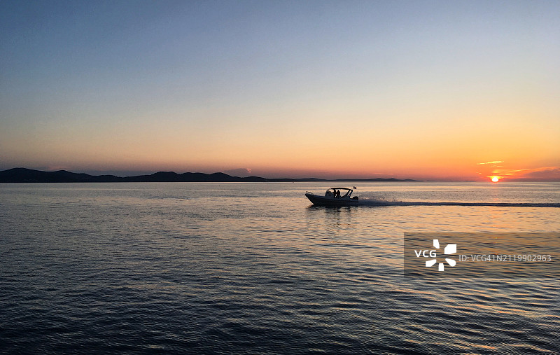 日落时分，克罗地亚伊斯塔尔斯卡奥巴拉，晴空映衬下的船的剪影图片素材