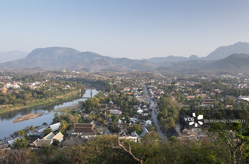 老挝琅勃拉邦和南汗河的鸟瞰图。图片素材