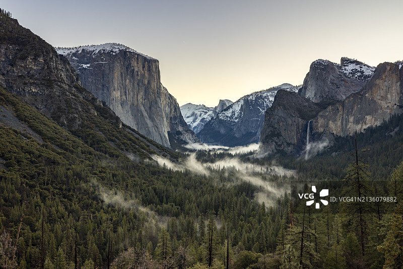 美国加州，晴空下的山景图片素材