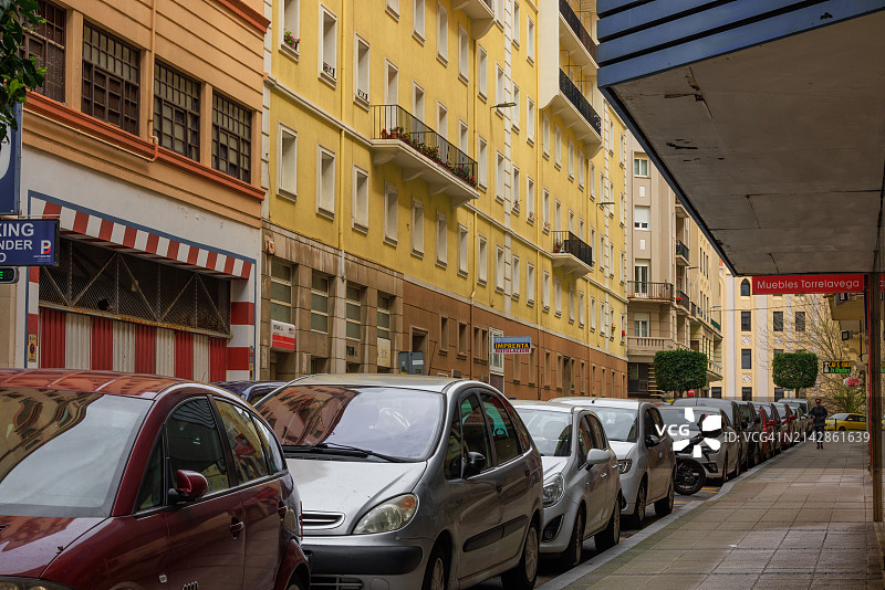 这个欧洲城市狭窄的内部道路的侧视图图片素材