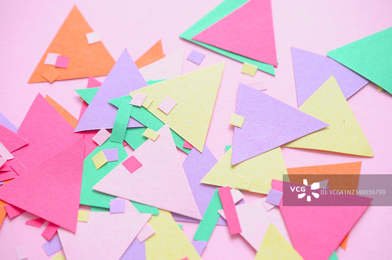 高角度的彩色玩具块在粉红色的背景图片素材