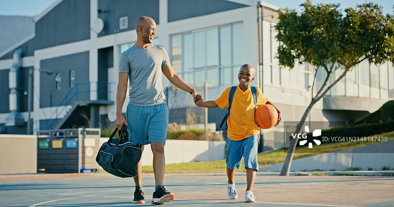 体育，篮球爸爸和孩子手牵着手来到比赛，挑战或竞争。健身团队合作，散步和篮球运动员爸爸和非洲孩子锻炼，联系或在球场上打球图片素材