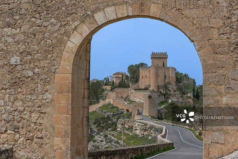 阿拉孔，卡斯蒂利亚-拉曼查-通过拱形大门可以看到阿拉孔城堡图片素材