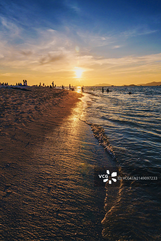 泰国里比岛海滩上等待观看日落的游客的美丽景色图片素材