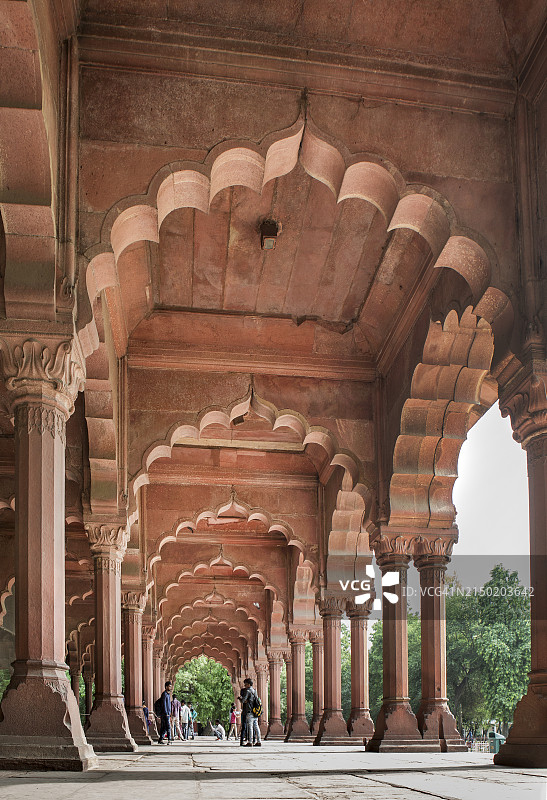 印度德里红堡外红砂岩拱门的建筑视角。图片素材