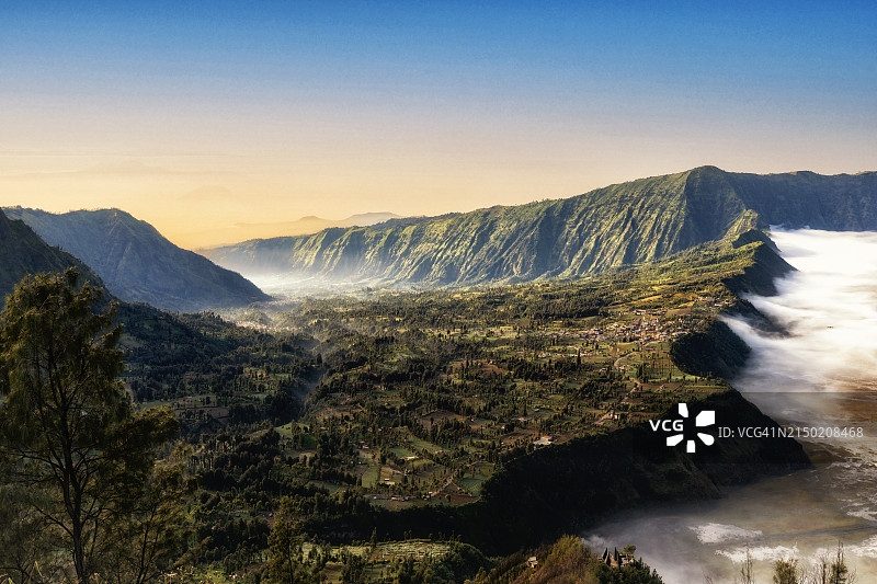 从印尼东爪哇的Penanjakan上看日出时的雾海Bromo火山。亚洲旅游目的地。图片素材