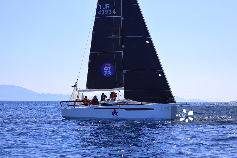帆船在有风的天气里航行在爱琴海蔚蓝的海水中，在著名的度假胜地博德鲁姆的海岸上。图片素材