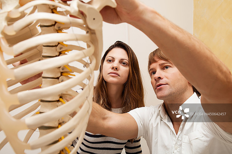 脊椎指压治疗者和病人图片素材