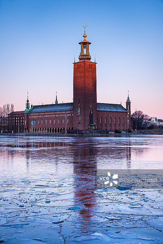 日出时分的斯德哥尔摩市政厅图片素材