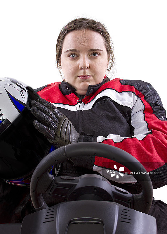 在白色背景上戴着头盔的女性赛车手图片素材