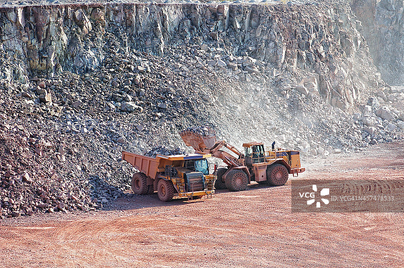 土方装卸车在露天矿山采石场图片素材
