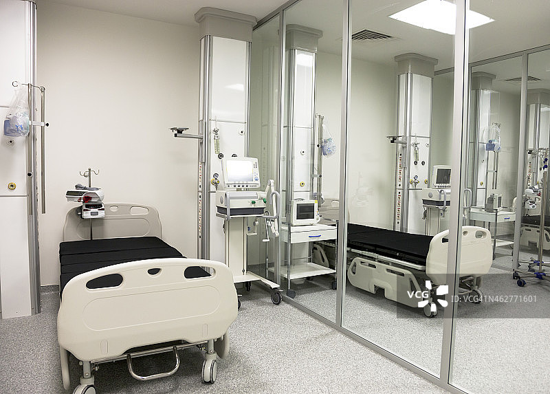 医院或手术中心恢复室的空床位图片素材