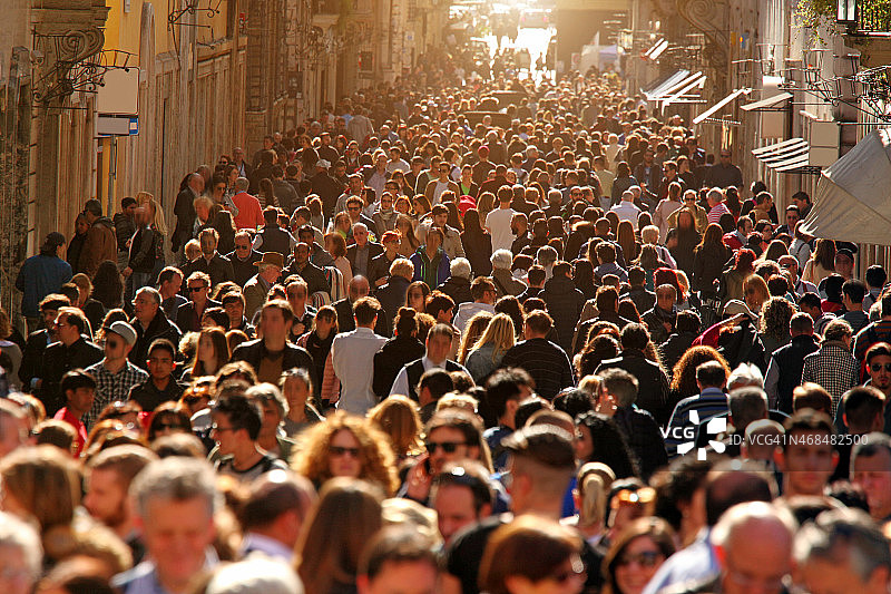 阳光下，罗马市中心大街上的人群图片素材