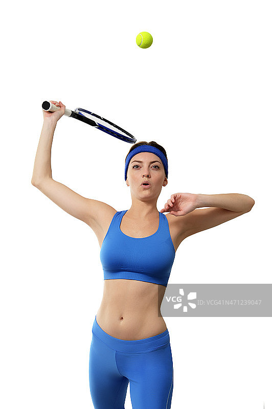 年轻女子网球运动员在白色背景上孤立发球图片素材