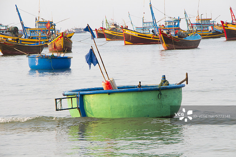越南渔村的越南风格船图片素材