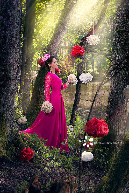 树林里穿着粉红色长裙的女人图片素材