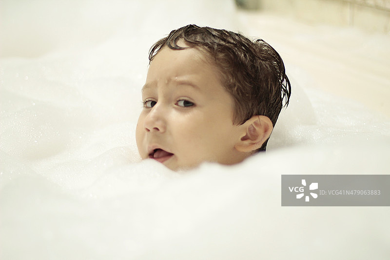 浴缸里的泡泡男孩图片素材