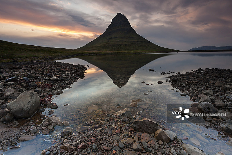 冰岛景观水反射的Kirkjufell山图片素材