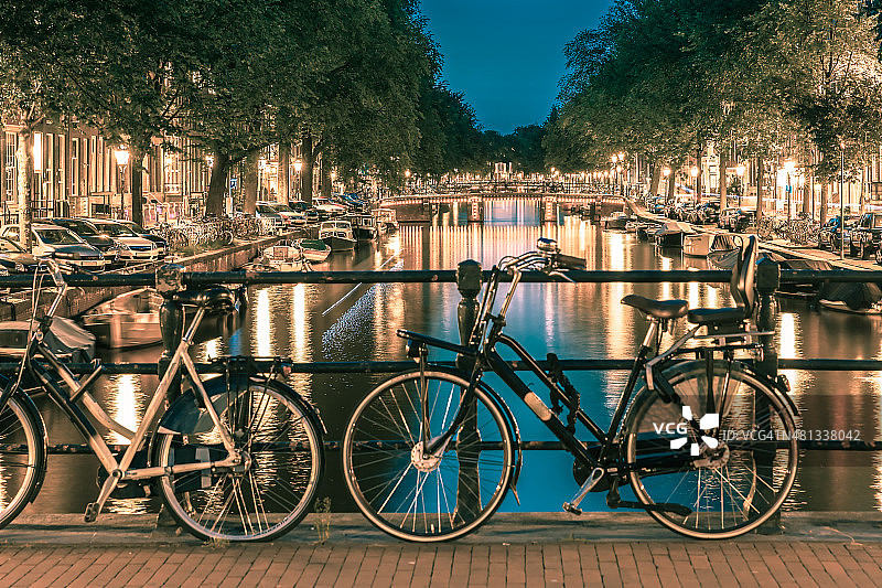阿姆斯特丹运河和大桥的夜间照明图片素材