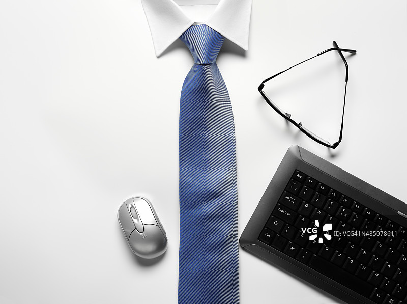 领、领带、电脑键盘和眼镜图片素材