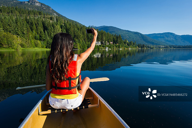 一名女子在独木舟上自拍图片素材