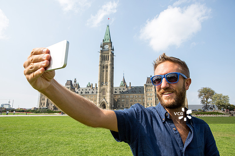 一名男子在渥太华议会自拍图片素材