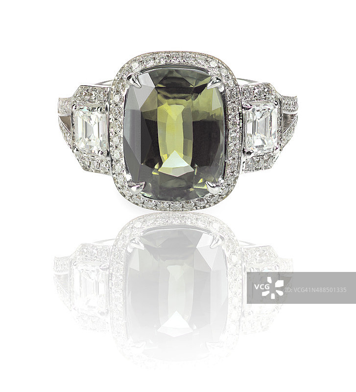 美丽的绿色宝石橄榄石和钻石光环戒指图片素材