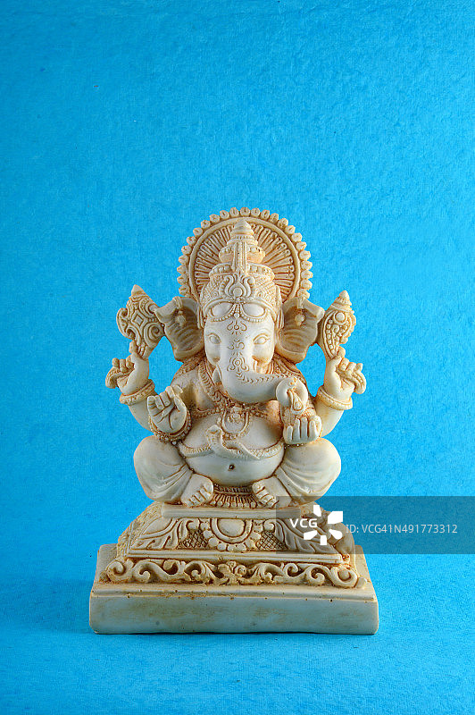 印度教神甘尼萨。甘尼萨偶像在蓝色背景。图片素材