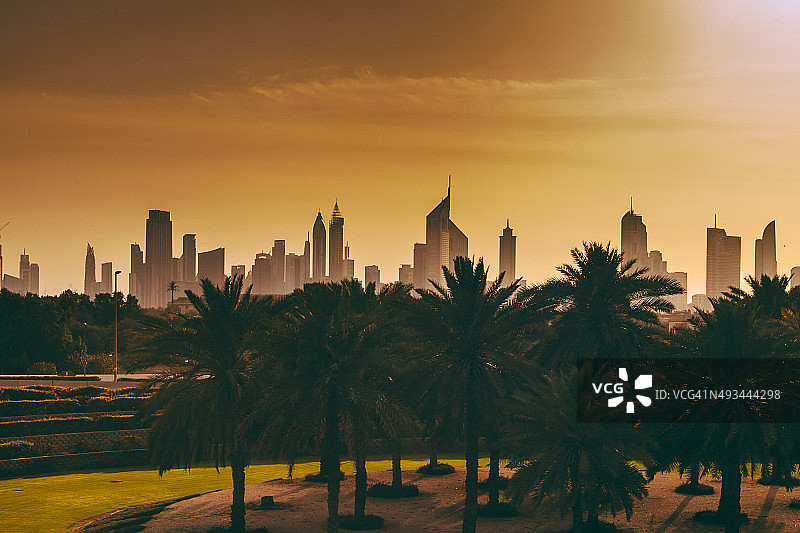 迪拜的摩天大楼和高速公路图片素材