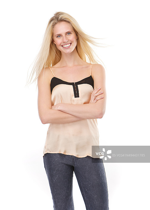 金发女人微笑，双臂交叉图片素材
