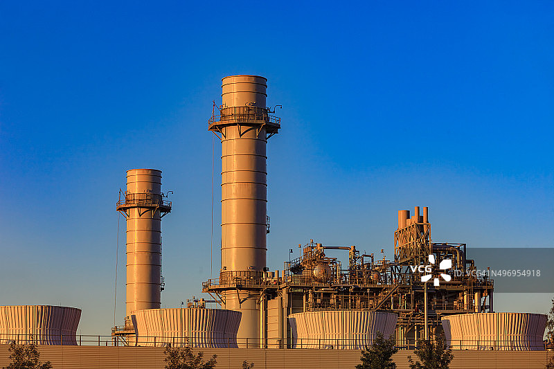 天然气燃气轮机发电厂，秋天，场，加利福尼亚州图片素材