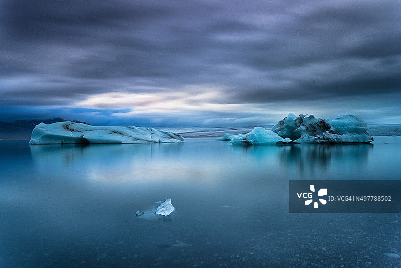漂浮在冰岛南部Jokulsarlon冰川泻湖的冰山图片素材